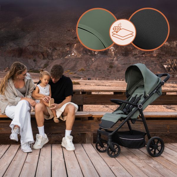 Familie mit einem grünen Buggy.